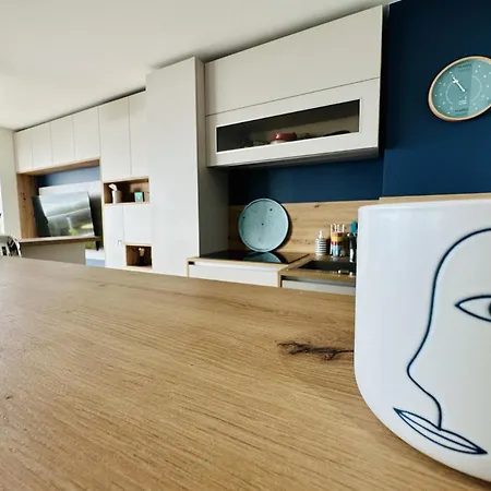 Renove A Neuf Avec Vue Imprenable Sur La Baie Des Sables D Olonne 6 Pers